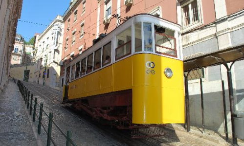 Kabelbahnen durchziehen die steilen Gassen der Stadt