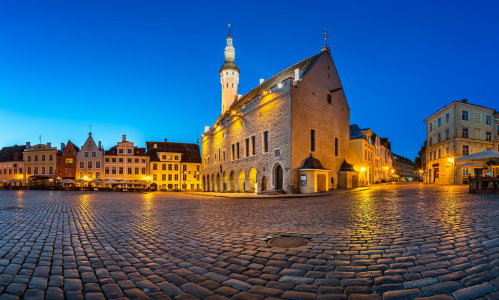 Der Rathausplatz am Abend