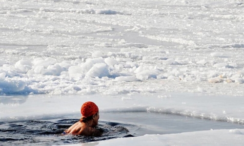 Eisbaden in der Ostsee